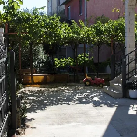 With A Parking Space - 7195